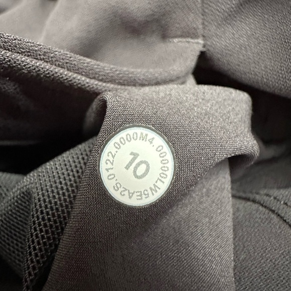 Lululemon Relaxed Mid-Rise Cargo Pant - Picture 9 of 10